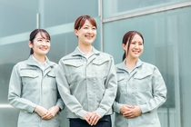 工場内での包装作業