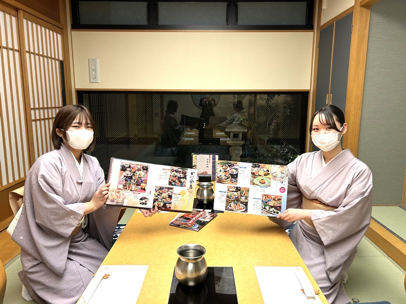 和食レストランの接客スタッフ