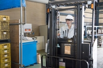 リーチフォークでの冷凍倉庫内での入出庫作業スタッフ