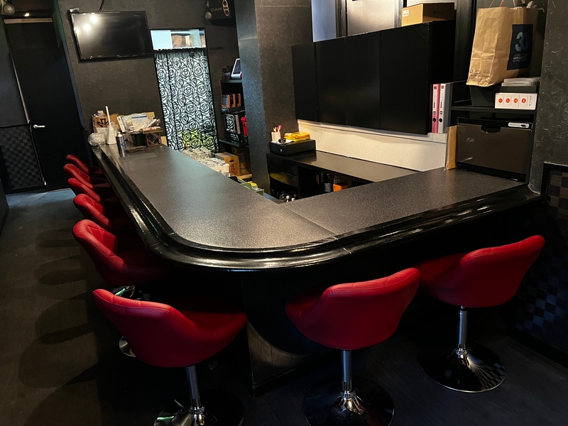バーのフロアスタッフ