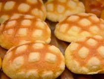 ベーカリー部門にて惣菜パン・ピザの製造