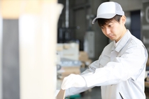 センター内での産業廃棄物の仕分け作業スタッフ