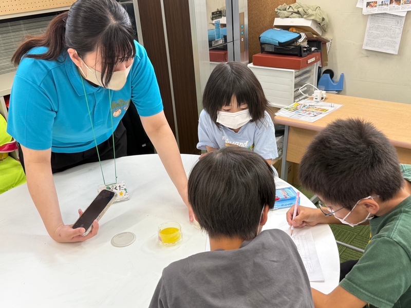 学童保育施設で児童の学習補助
