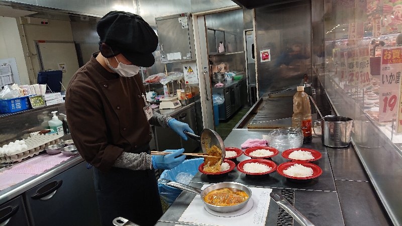 スーパーでのお惣菜の調理・陳列