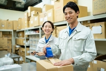 運送会社のホーム内での荷物の仕分けや積み下ろし作業スタッフ