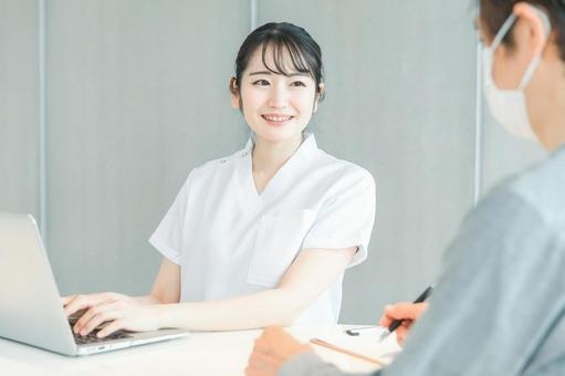 病院での医師事務補助スタッフ