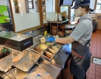 ハンバーガー店でのキッチンスタッフ