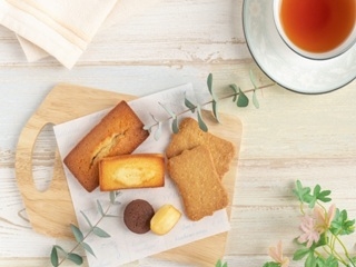 菓子販売スタッフ
