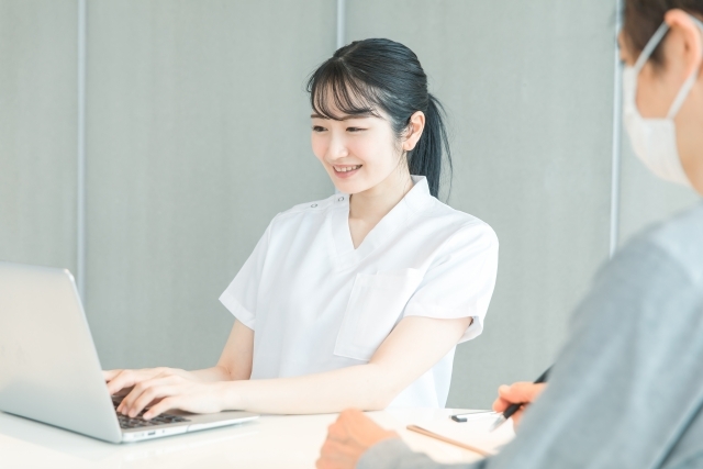 病院でのPC入力作業スタッフ