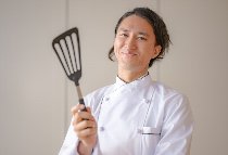 ホテル内レストランでの調理スタッフ