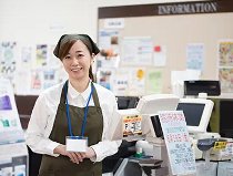 スーパーでのレジスタッフ