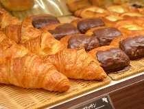 パン工場での仕込み作業