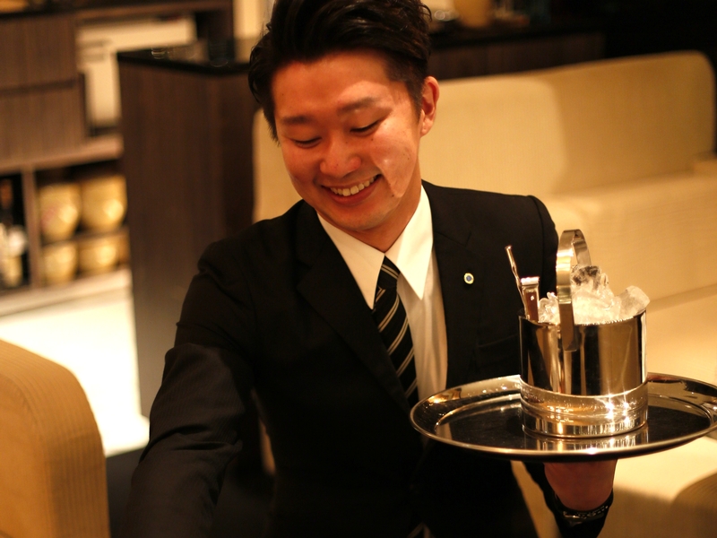 キャバクラでのホール配膳スタッフ