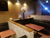 ラウンジでのホール・厨房スタッフ