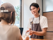 輸入車ショールーム内での車両回送