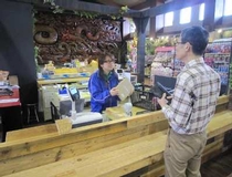 テーマパーク内の売店でレジ・袋詰め