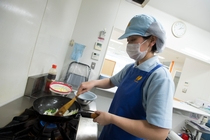 ミールキット宅配工場での出荷補助