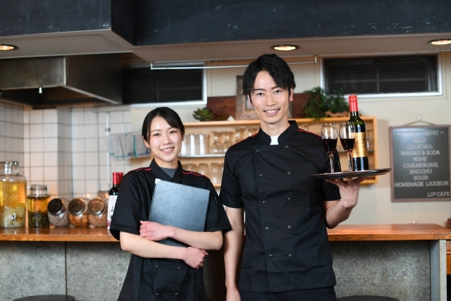 洋食レストランでのサービススタッフ