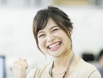 プラスチック成形オペレーター経験者募集！人気の日勤・土日休みのお仕事♪黙々とできるお仕事です◎ プラスチックの成形オペレーター