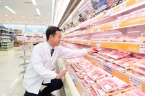身だしなみルール大幅緩和♪
多様な価値観を持つ従業員が自分らしく活躍できる職場を目指しています スーパーのレジスタッフ