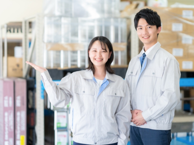 フォークリフトを使用した飲料の仕分け作業