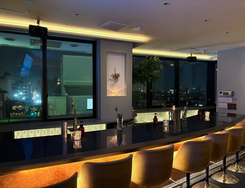 ラウンジのホール配膳スタッフ