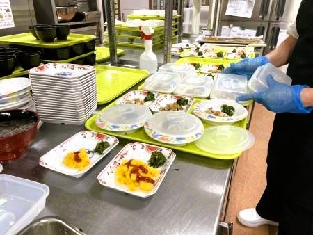 病院内厨房での調理補助スタッフ