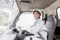 大型車でのセンターなどへの飲料、紙、薬品などの配送ドライバー