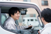4ｔ車でのスーパーや工場への青果品の配送ドライバー