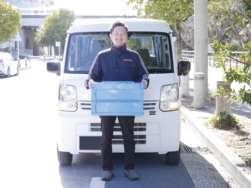 軽自動車で食品や日用品の配送ドライバー