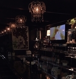 BARでのカウンター接客スタッフ