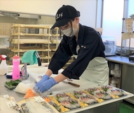 鮮魚コーナーで陳列・品出し