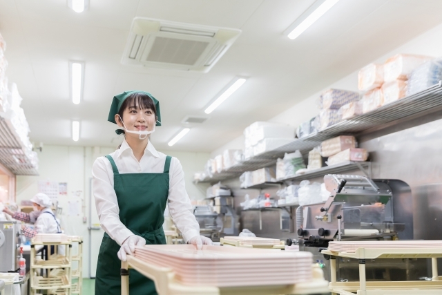 スーパーでの惣菜コーナースタッフ