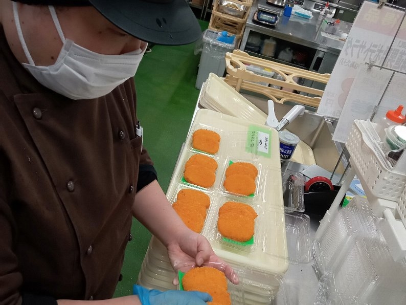 スーパーでのお惣菜の調理・陳列