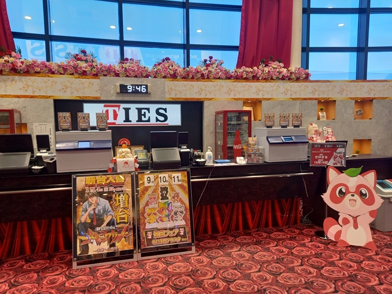 パチンコ店の開店前清掃スタッフ