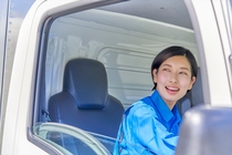 2ｔ車でのテーマパークへの瓶の回収ドライバー