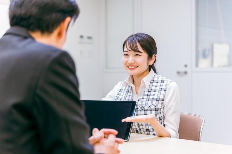 レンタカー店での受付スタッフ