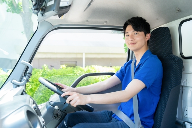 コンビニエンスストアへのカゴ台車のルート配送ドライバー