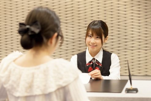 リゾートホテルのフロント・ベルスタッフ