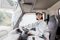 4ｔ車でのスーパーへのチルド品またはドライ品の配送ドライバー