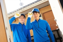 自動販売機への配送助手スタッフ