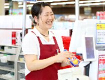 食品スーパーの惣菜コーナーで調理やパック詰め