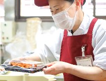 食品スーパーの惣菜コーナーで調理　パック詰め