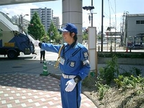 商業施設駐車場での交通警備スタッフ