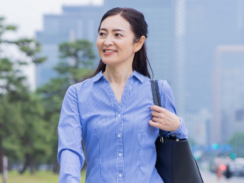 個人宅のポストへの無料情報誌のポスティング作業